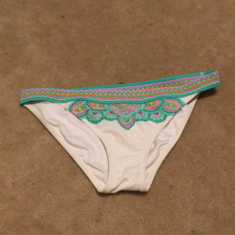 Super cute bikini bottoms💚